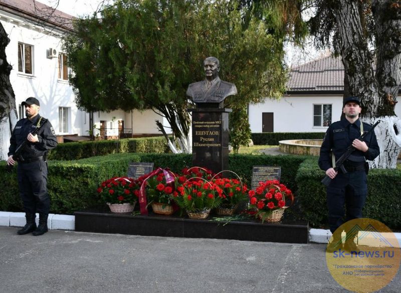 В Нальчике открыли бюст борцу с организованной преступностью генералу Ешугаову