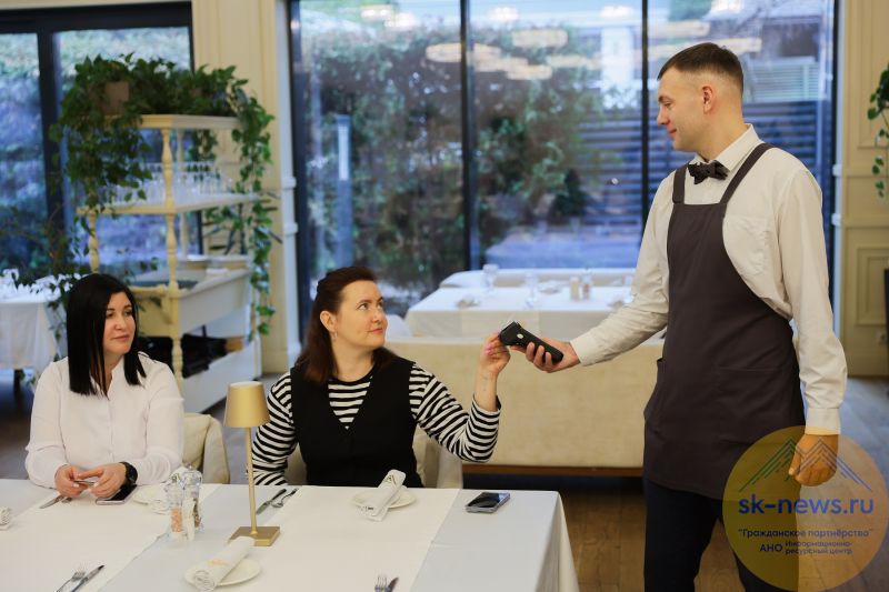 Россияне стали чаще оставлять чаевые в кафе и барах, рекорд 2026 - более 160 тыс. рублей за сервис