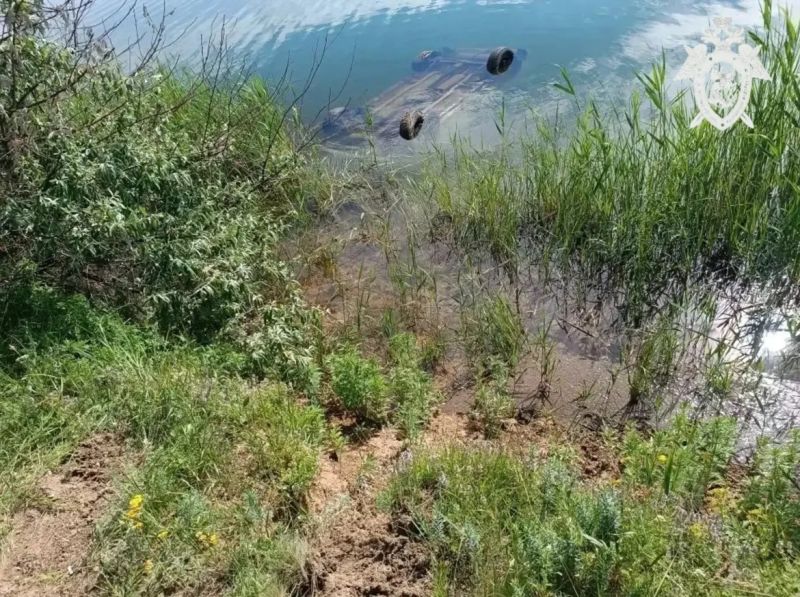 В селе Манычском из водоёма достали автомобиль с двумя погибшими – 34 и 43 лет