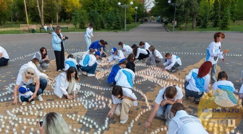 В Луганске молодёжь почтила память и скорбь, выложив из свечей изображение легендарного «Комбата»