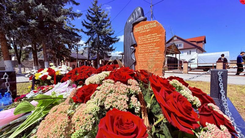 В селе Коста-Хетагурова жители КЧР почтили память жертв Беслана 