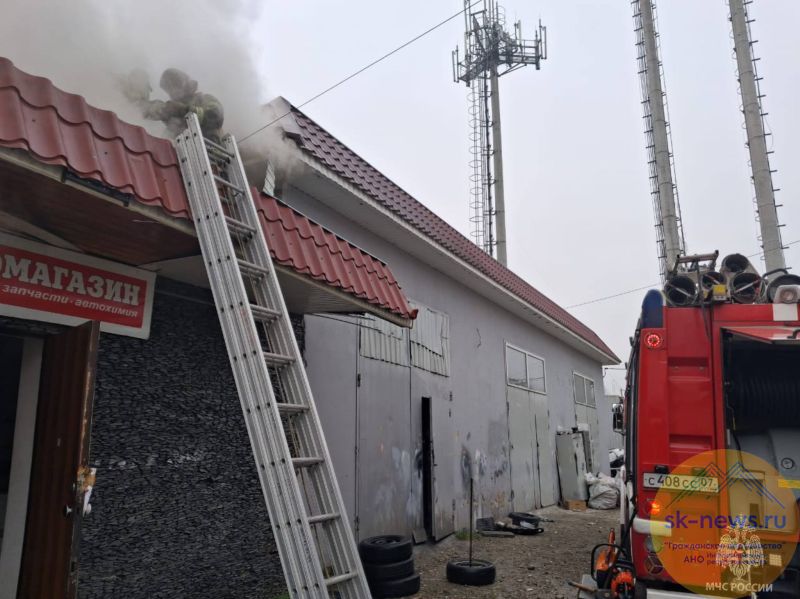 В Нальчике пожарные ликвидировали возгорание в автомастерской на площади 150 квадратных метров