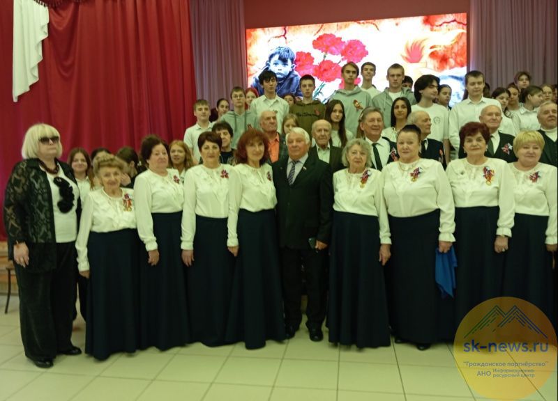 «Дети войны» выступили перед школьниками с песнями военных лет и рассказали о битве за Москву