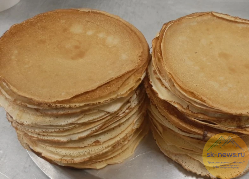 В детскую больницу Пятигорска пришла Масленица: работники пищеблока испекли пациентам кружевные блины