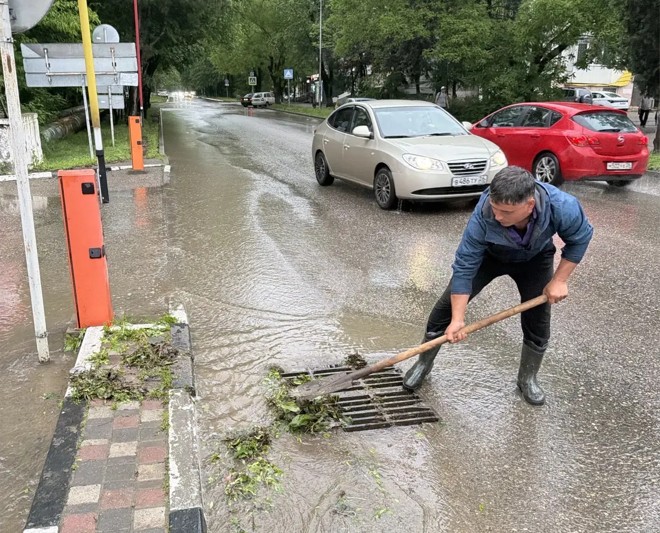 В Пятигорске до вечера отключат воду на 30 улицах и в двух школах из-за аварии после ливня и града