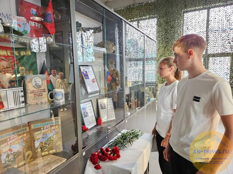 Школьники из Кугульты и Верхней Кугульты в Ставрополе почтили память земляка, Героя России Никиты Гусева