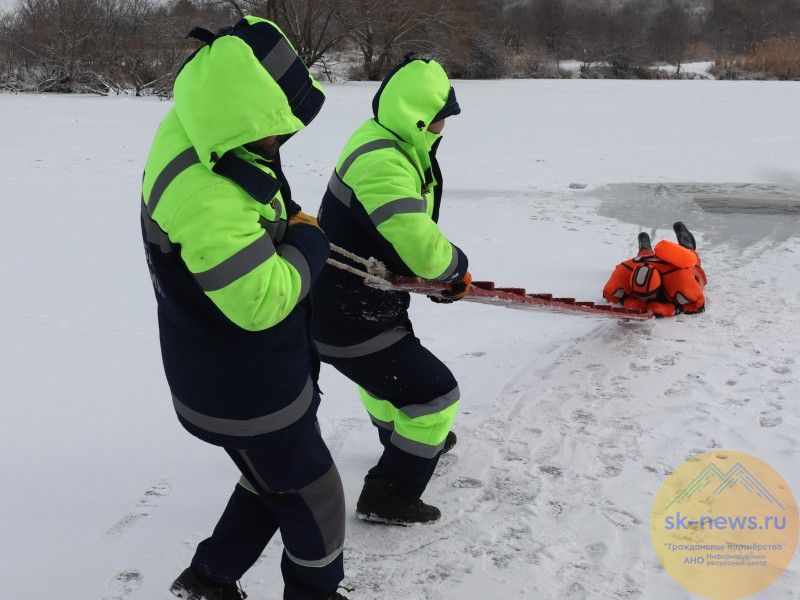 На Елагином пруду Ставрополя прошла совместная тренировка трёх спасательных структур края