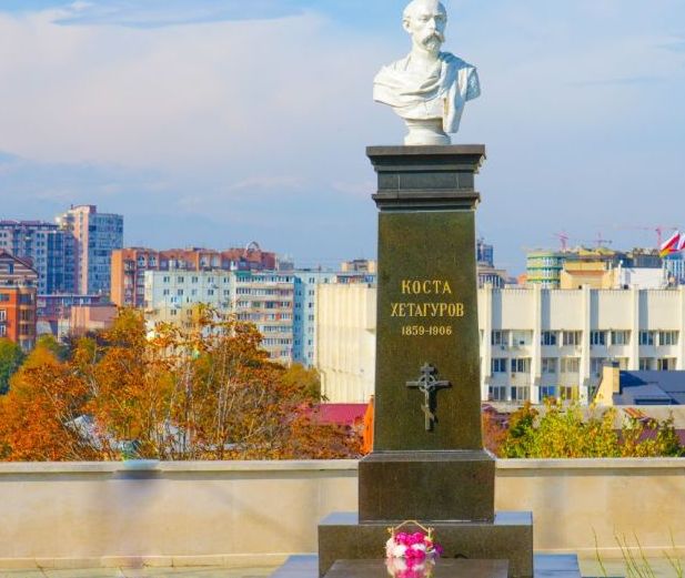 Память Коста Хетагурова почтили в пантеоне Храма Рождества Пресвятой Богородицы во Владикавказе