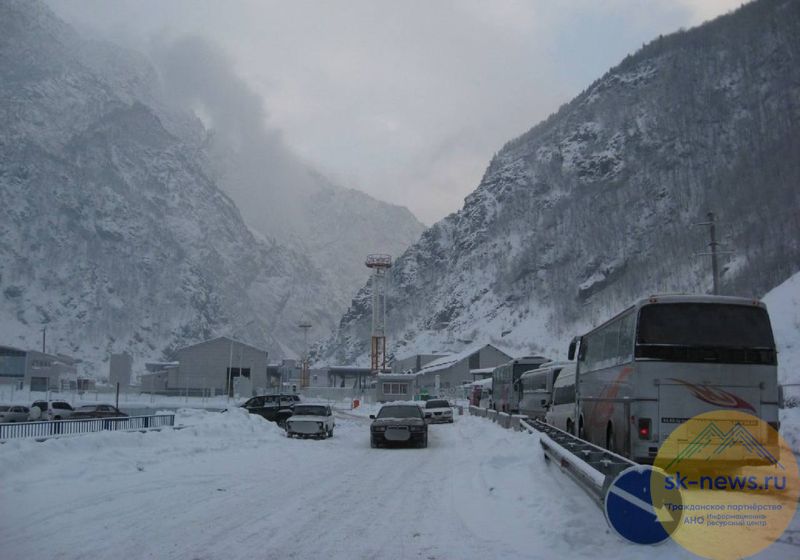 На трассе Владикавказ – Нижний Ларс остановлено движение грузовиков из-за пробки на границе