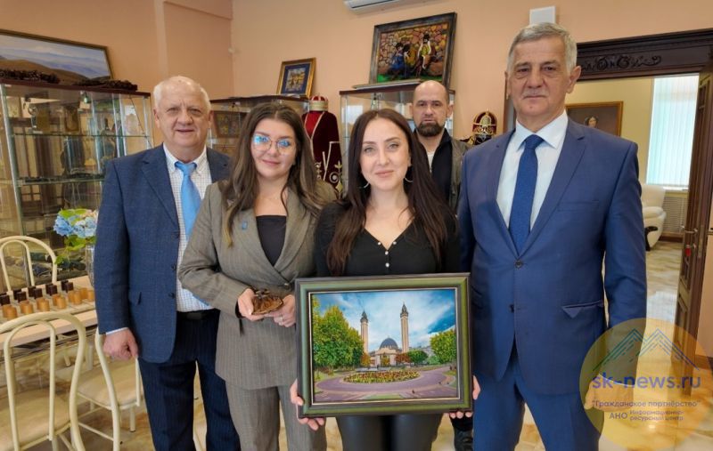 Кабардино-Балкарское региональное отделение ЛДПР поздравило Центр народных промыслов с 25 летием