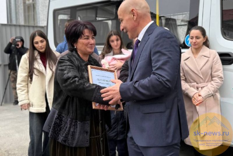 Медаль и автобус вручили многодетной Арине Одижевой в КБР по случаю Дня матери