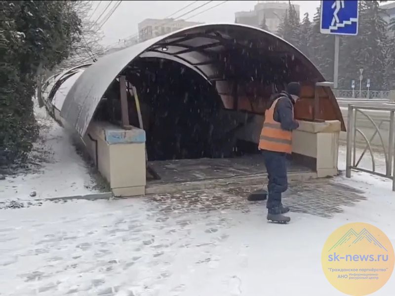 В снежную субботу около 60 единиц техники вышли на улицы Ставрополя для очистки