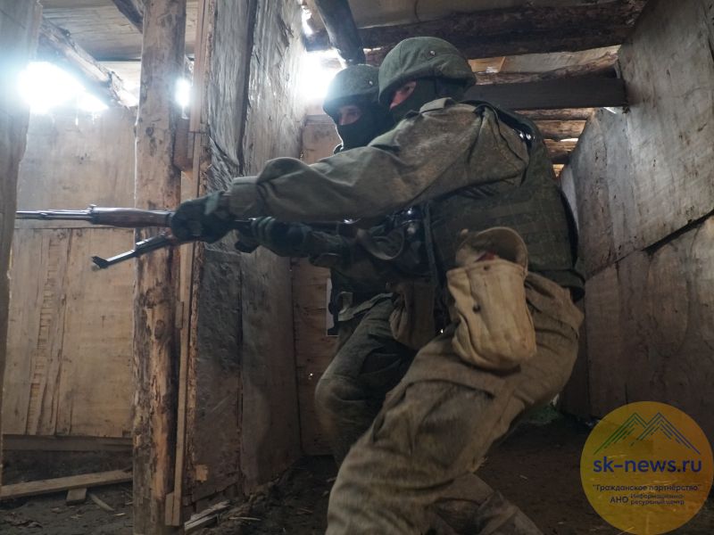 На полигоне Южного военного округа заключившие первый контракт военные отработали штурм опорного пункта условного противника